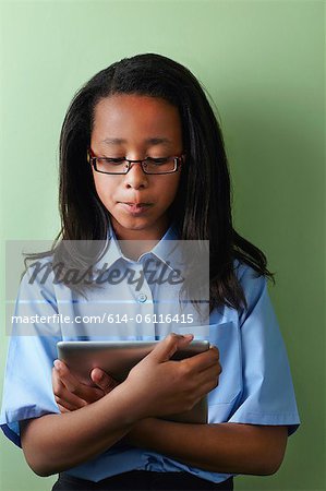 Écolière avec tablette numérique