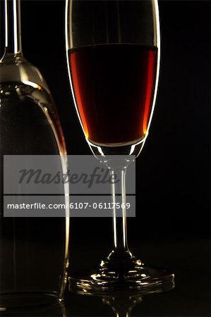 Gros plan d'un verre de vin et le verre vide