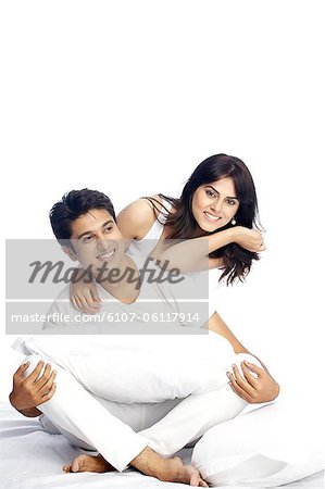Porträt von ein glückliches Paar, sitzen auf dem Bett