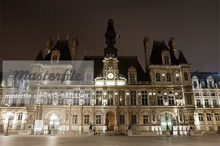 France, Paris, hôtel de Ville éclairée la nuit