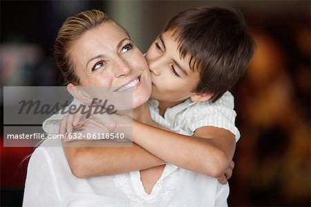 Garçon baiser joue de sa mère