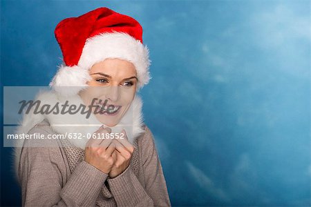Femme avec chapeau de Santa, mains jointes en prévision