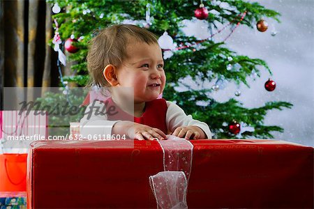Baby-Mädchen öffnen große Weihnachtsgeschenk