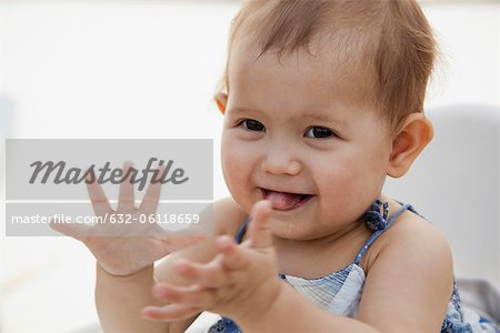 Bébé fille battements de mains et souriant