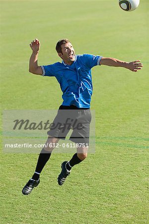 Joueur de soccer, frapper la balle