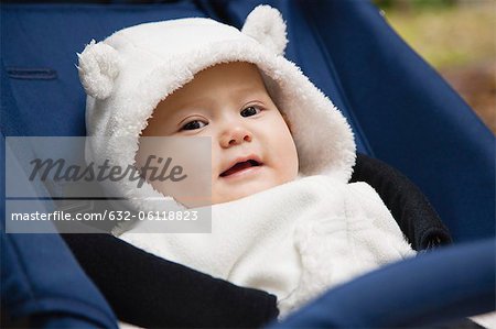 Bébé fille porter ours hood, portrait