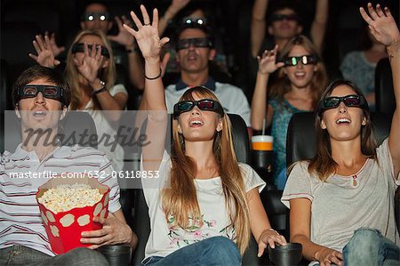 Publikum tragen 3D Brillen im Kino, Arme auszustrecken