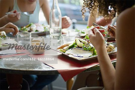 Amis de dîner au café, recadrée