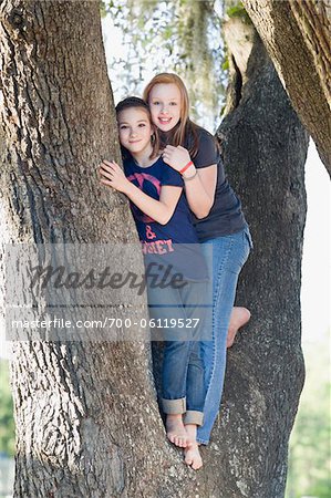 Deux adolescentes étreignant dans l'arborescence