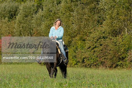 Femme équitation poney