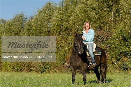 Portrait de femme équitation poney