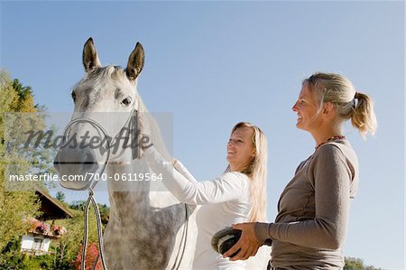 Zwei Frauen Pflege Pferd