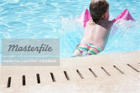 Petite fille à la piscine