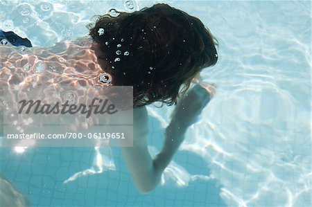 Garçon nage sous l'eau