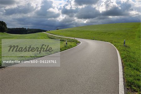 Route à travers la prairie, Achberg, Bade-Wurtemberg, Allemagne Route à travers la prairie, Achberg, Bade-Wurtemberg, Allemagne