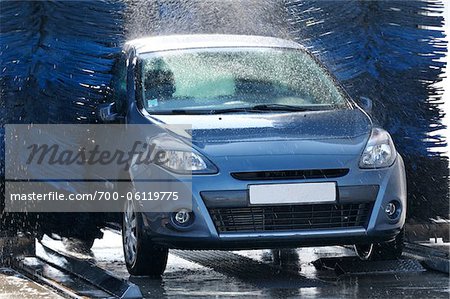 Voiture dans le lave-auto