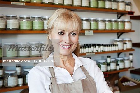 Portrait d'une employée haute heureuse en épice stocker