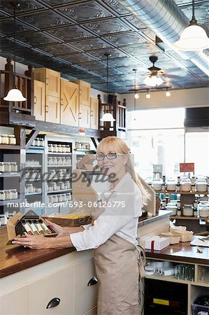 Portrait d'un standing marchands supérieurs aux épices au comptoir de magasin
