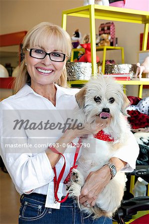 Porträt der Haustier-Shop-Betreiber, die mit Hund
