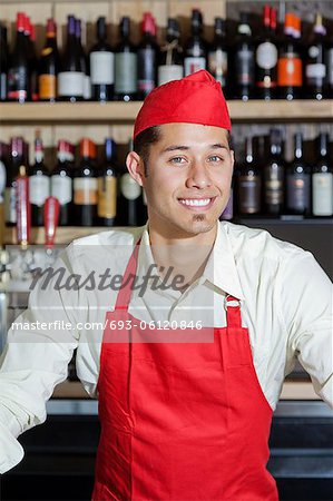 Portrait d'un barman heureux en bar