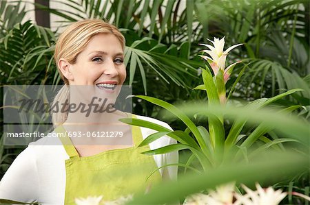 Portrait d'une jeune femme enjouée dans le jardin