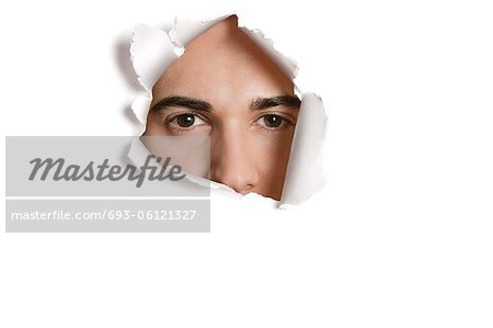 Portrait d'un jeune homme de race blanche furtivement de trou de papier déchiré