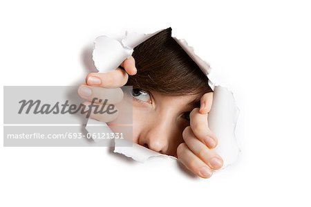 Young mittleren östlichen Frau peeking aus geripptem Weißbuch Loch