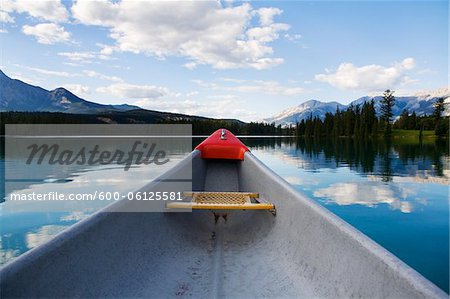 Kanu auf Lake Beauvert, Jasper Nationalpark, Alberta, Kanada