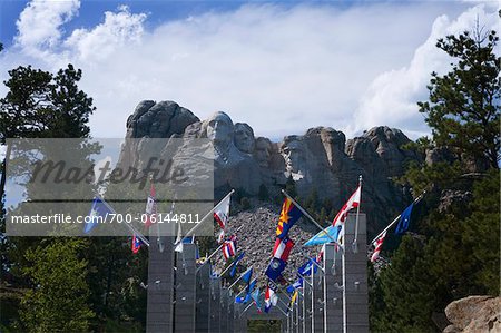 Drapeaux bordent l'entrée du Mont Rushmore, South Dakota, USA