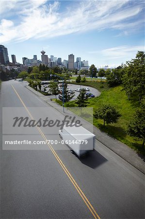 Blanc livraison Van en direction du centre, Vancouver, Colombie-Britannique, Canada Blanc livraison Van en direction du centre, Vancouver, Colombie-Britannique, Canada