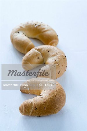 Trois rouleaux en forme de croissant avec le sel et le cumin