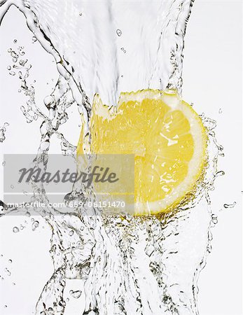 Eine halben Zitrone unter fließenden Wasser