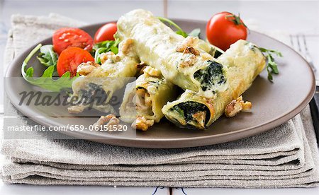 Cannelloni filled with spinach, roquefort and walnuts