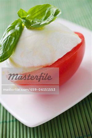 Tomates à la mozzarella et basilic