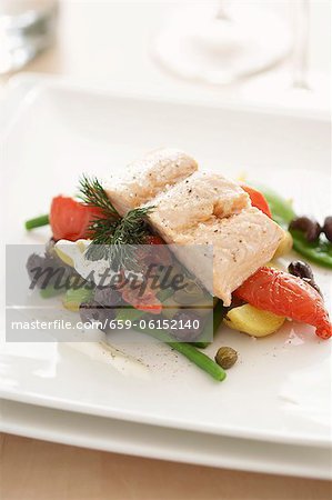 Filet de saumon sur un lit de légumes d'été (tomates, olives, haricots verts)