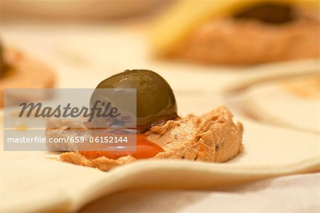 Pâte feuilletée fraîche avec propagation et une olive Pâte feuilletée fraîche avec propagation et une olive