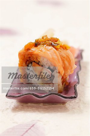 Maki avec surimi et saumon grillé