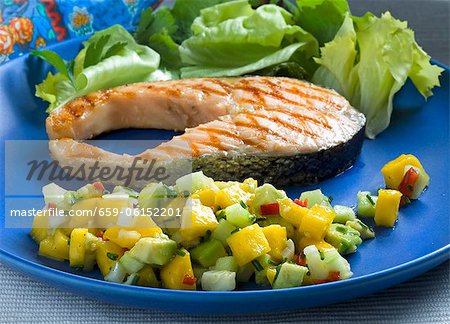 Pavé de saumon grillé avec une salsa de mangue et d'avocat Pavé de saumon grillé avec une salsa de mangue et d'avocat