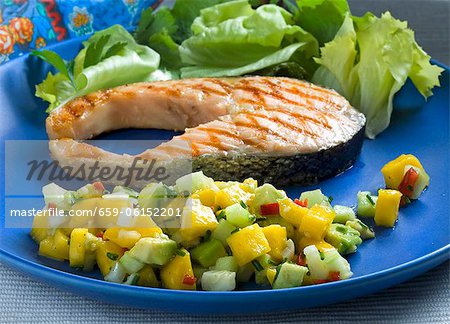 Pavé de saumon grillé avec une salsa de mangue et d'avocat