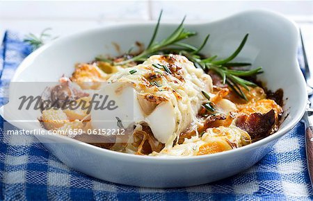 Oven-baked cod fillet with carrots, bacon and rosemary