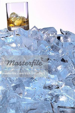 Un verre de whisky sur une montagne de cubes de glace