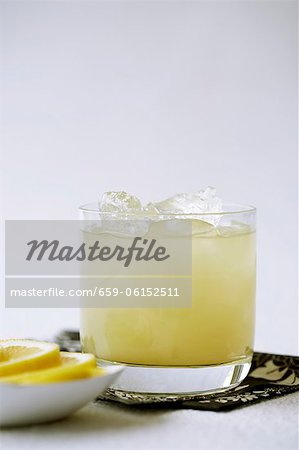 Jus d'ananas au rhum avec de la glace en verre