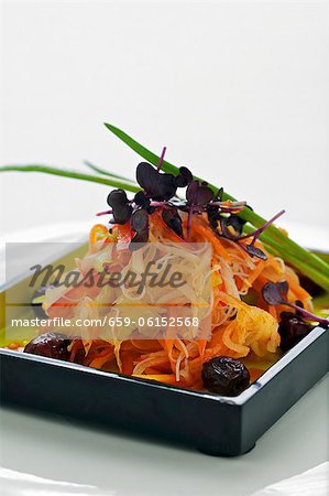 Salade de raifort et légumes avec vinaigrette huile de sésame et de dates (Asie)