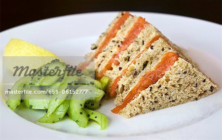 Geräucherter Lachs Sandwich und Gurken-Salat und Zitrone