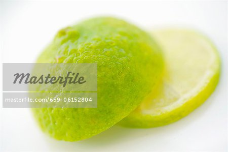 Une demi-lime et une tranche de citron vert