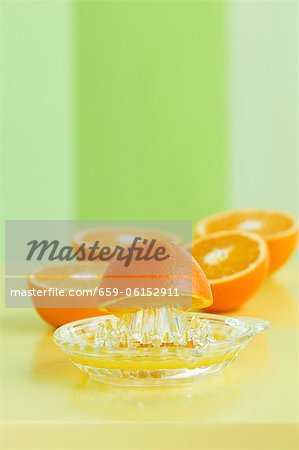 Orange Hälften mit einem Entsafter