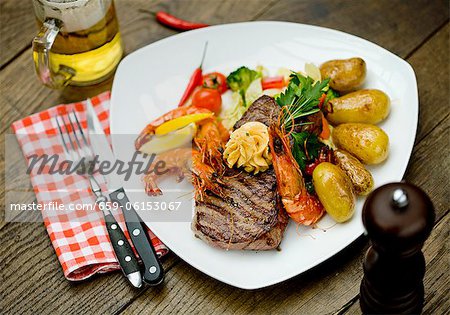 Rump steak with king prawns and vegetables