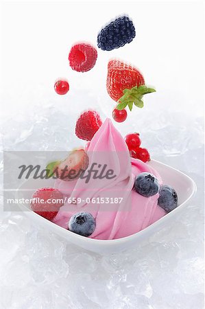 Crème de fraises yogourt glace garnie de baies fraîches