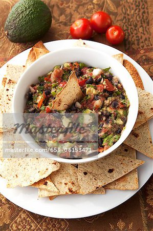 Hausgemachte Guacamole mit Pita Chips; Von oben