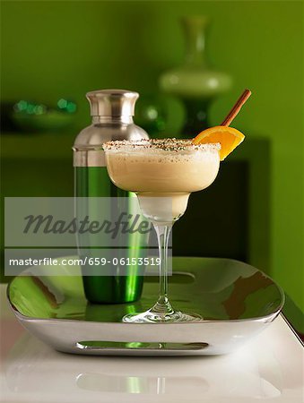 Martini congelé dans un verre avec du sucre sur le rebord du verre et un agitateur